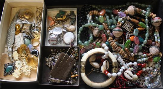 Amber, coral & other costume jewellery(-)